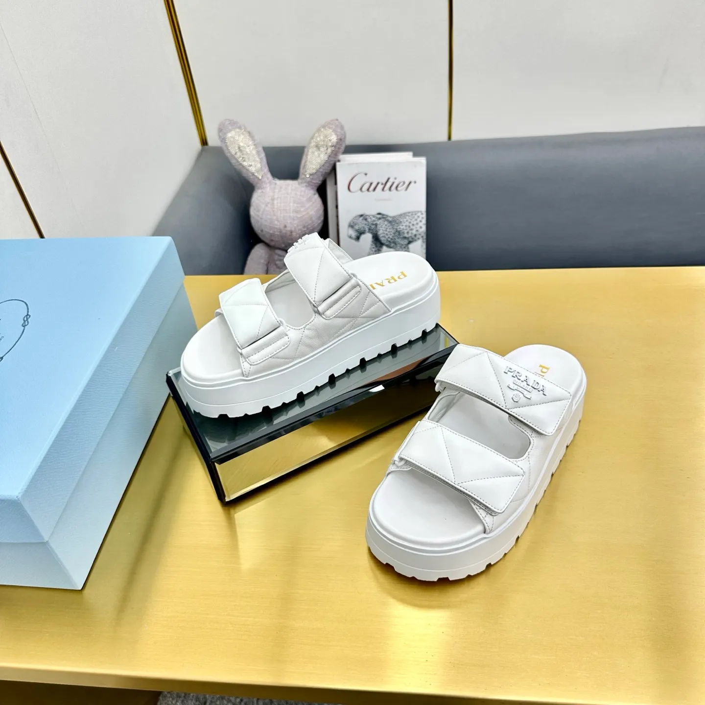👟👟Ex-factory price 480👟👟 The highest version of Prada's new thick-soled casual sneakers. This sneaker continues the timeless silhouette and is a new classic item. Crafted from leather to enhance style. The style is light, with a triangle buckle logo and a 5CM thick sole. It is suitable for all seasons and can be matched with all kinds of casual styles. In an era where various styles are full of attention, the most long-term companion and the one that captures people's hearts bit by bit is undoubtedly the white shoe. Fabric: Cowhide Lining: Sheepskin Outsole: Original rubber outsole Sole thickness: 5CM Size 35-41